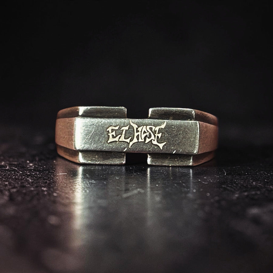 Bague chevalière en acier gravée au laser avec prénom en lettres gothiques, faite au Luxembourg par Letzengrave